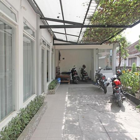 Reddoorz Near Solo Balapan Station Hotel Buitenkant foto